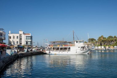 Mugla, Türkiye - 13 Eylül 2023: Datca, Mugla, Türkiye. Datca 'nın güzel manzarası. Deniz ve marina manzarası. 