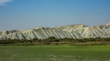 Ankara 'nın Nallihan İlçesi. Kız Tepesi Doğal Anıtı (Rainbow Hills) renkli gökkuşağı tonlarıyla jeolojik yapıdır. Nallihan Kuş Sığınağı.