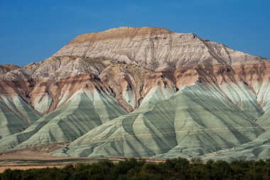 Ankara 'nın Nallihan İlçesi. Kız Tepesi Doğal Anıtı (Rainbow Hills) renkli gökkuşağı tonlarıyla jeolojik yapıdır. Nallihan Kuş Sığınağı.