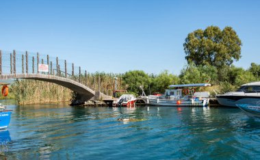 Mugla, Türkiye - 11 Eylül 2023: Azmak Nehri Ula 'nın Akyaka ilçesinde, Mugla, Türkiye. Azmak Nehri 'nin güzel manzarası. Doğal akvaryum.