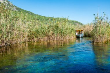 Mugla, Türkiye - 11 Eylül 2023: Azmak Nehri Ula 'nın Akyaka ilçesinde, Mugla, Türkiye. Azmak Nehri 'nin güzel manzarası. Doğal akvaryum.