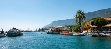 Mugla, Türkiye - 11 Eylül 2023: Azmak Nehri Ula 'nın Akyaka ilçesinde, Mugla, Türkiye. Azmak Nehri 'nin güzel manzarası. Doğal akvaryum.