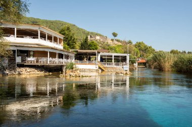 Mugla, Türkiye - 11 Eylül 2023: Azmak Nehri Ula 'nın Akyaka ilçesinde, Mugla, Türkiye. Azmak Nehri 'nin güzel manzarası. Doğal akvaryum.