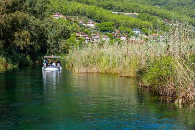 Mugla, Türkiye - 11 Eylül 2023: Azmak Nehri Ula 'nın Akyaka ilçesinde, Mugla, Türkiye. Azmak Nehri 'nin güzel manzarası. Doğal akvaryum.