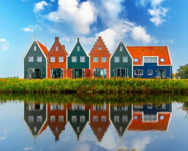 Hollanda 'daki Volendam kasabası. Volendam 'da güzel renkli evler.