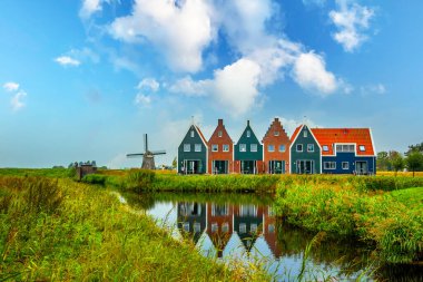 Hollanda 'daki Volendam kasabası. Volendam 'da güzel renkli evler.