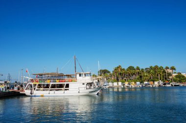 Mugla, Türkiye - 13 Eylül 2023: Datca, Mugla, Türkiye. Datca 'nın güzel manzarası. Deniz ve marina manzarası.