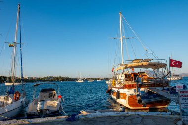 Mugla, Türkiye - 13 Eylül 2023: Datca, Mugla, Türkiye. Datca 'nın güzel manzarası. Deniz ve marina manzarası.