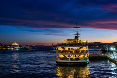 İstanbul, Türkiye. Güzel İstanbul Boğazı güneş doğumu manzarası. Sabahları inanılmaz renkli gökyüzü.