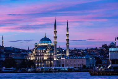 İstanbul, Türkiye. Eminonu 'daki Yenicami Camii (Yeni Cami). Güzel İstanbul Boğazı güneş doğumu manzarası. Sabahları inanılmaz renkli gökyüzü.