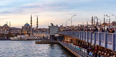 İstanbul, Türkiye - 3 Aralık 2023: Galata Köprüsü ve İstanbul 'daki Yenicami Camii (Yeni Cami). Güzel İstanbul Boğazı güneş doğumu manzarası. Sabahları inanılmaz renkli gökyüzü.