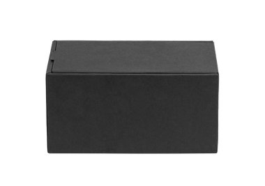 Beyaz arka planda izole edilmiş siyah karton kutu. Kutu modelleme tasarımı.