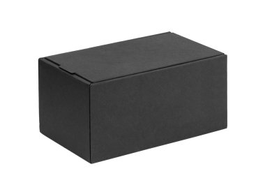Beyaz arka planda izole edilmiş siyah karton kutu. Kutu modelleme tasarımı.