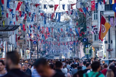 İstanbul, Türkiye - 23 Eylül 2023: İstiklal Caddesi, Taksim 'de kalabalık. Turistik popüler yer Taksim Istiklal Caddesi. Beyoğlu, İstanbul, Türkiye.