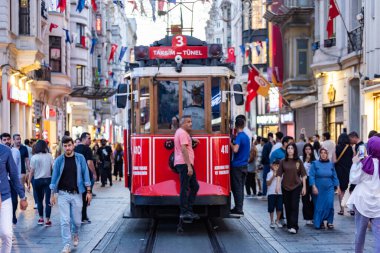 İstanbul, Türkiye - 23 Eylül 2023: İstiklal Caddesi, Taksim 'de kalabalık. Turistik popüler yer Taksim Istiklal Caddesi. Beyoğlu, İstanbul, Türkiye.