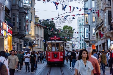 İstanbul, Türkiye - 23 Eylül 2023: İstiklal Caddesi, Taksim 'de kalabalık. Turistik popüler yer Taksim Istiklal Caddesi. Beyoğlu, İstanbul, Türkiye.