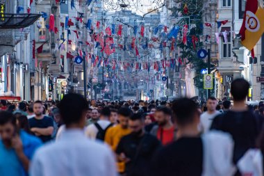 İstanbul, Türkiye - 23 Eylül 2023: İstiklal Caddesi, Taksim 'de kalabalık. Turistik popüler yer Taksim Istiklal Caddesi. Beyoğlu, İstanbul, Türkiye.