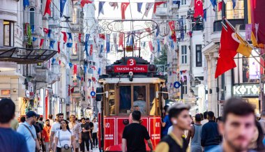 İstanbul, Türkiye - 23 Eylül 2023: İstiklal Caddesi, Taksim 'de kalabalık. Turistik popüler yer Taksim Istiklal Caddesi. Beyoğlu, İstanbul, Türkiye.