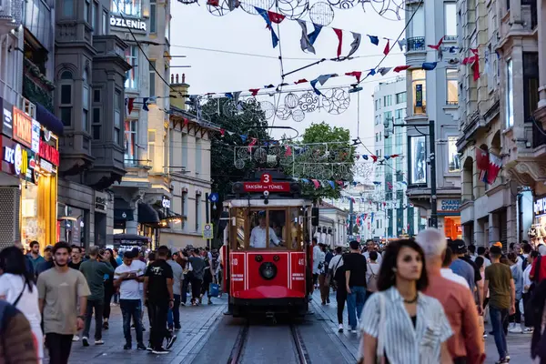 Istanbul Turkije September 2023 Menigte Mensen Istiklal Caddesi Taksim Toeristische — Stockfoto
