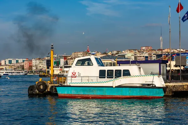 İstanbul, Türkiye - 10 Aralık 2023: İstanbul, Türkiye 'de Kadıköy' ün güzel manzarası. Mavi gökyüzü ile Kadikoy.