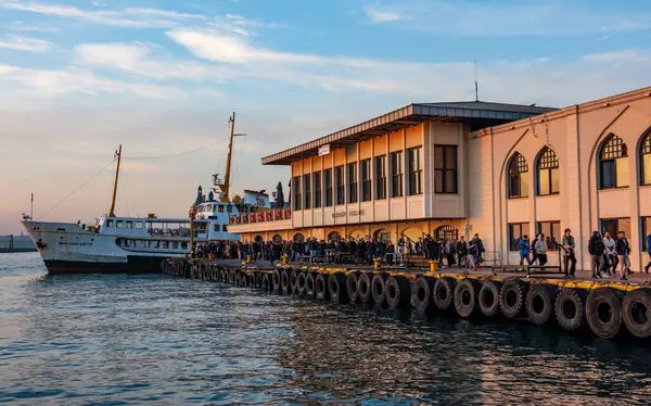 İstanbul, Türkiye - 10 Aralık 2023: İstanbul, Türkiye 'de Kadıköy' ün güzel manzarası. Mavi gökyüzü ile Kadikoy.