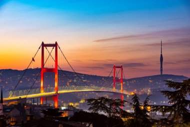 İstanbul, Türkiye. Güzel İstanbul Boğazı güneş doğumu manzarası. Sabahları inanılmaz renkli gökyüzü. İstanbul Boğazı Köprüsü.