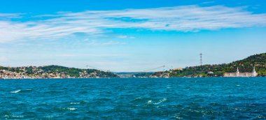 İstanbul, Türkiye. Güzel İstanbul boğaz manzarası. İnanılmaz renkli gökyüzü. İstanbul Boğazı Köprüsü.