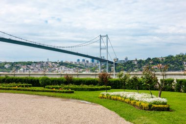 Beylerbeyi Sarayı bahçesinden İstanbul Boğazı Köprüsü manzarası. İstanbul, Türkiye.