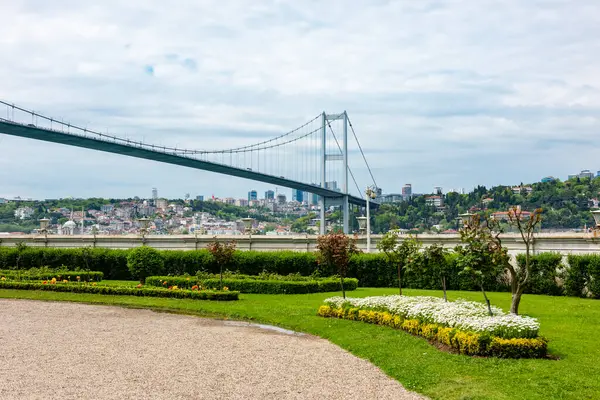 Blick Auf Die Istanbuler Bosporus Brücke Vom Garten Des Beylerbeyi lizenzfreie Stockfotos