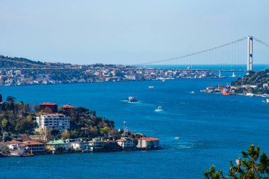 İstanbul, Türkiye. Güzel İstanbul Boğazı güneş doğumu manzarası. İnanılmaz renkli gökyüzü. İstanbul Boğazı Köprüsü.