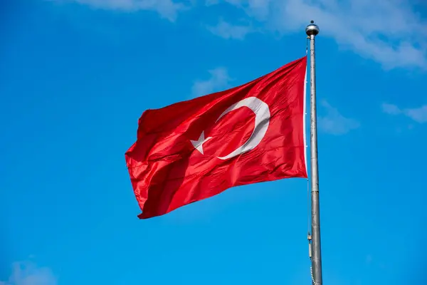 Türkische Flagge Weht Blauen Himmel lizenzfreie Stockbilder