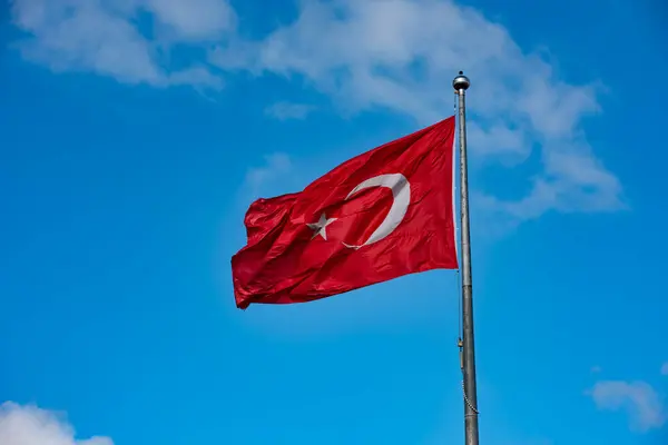 Türkische Flagge Weht Blauen Himmel Stockfoto