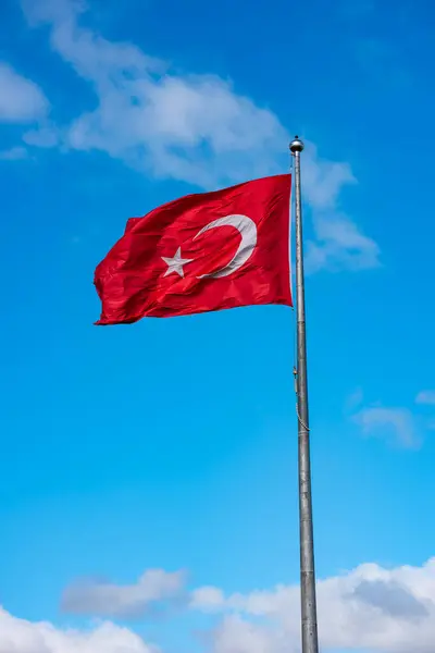Türkische Flagge Weht Blauen Himmel lizenzfreie Stockbilder