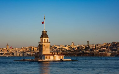 İstanbul, Türkiye 'de güzel bir gündoğumu gökyüzü olan Bakire Kulesi. (Türkçe adı: Kiz Kulesi). İstanbul 'da renkli gün doğumu gökyüzü. 