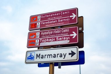 İstanbul, Türkiye - 18 Şubat 2024: İstanbul, Türkiye 'de sokak tabelası.