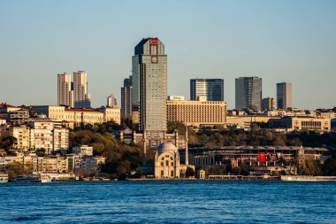 İstanbul, Türkiye - 8 Nisan 2024: İstanbul, Türkiye. Gökdelenler, oteller ve modern ofis binaları. İstanbul şehir merkezinden görüntü.