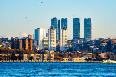 İstanbul, Türkiye - 8 Nisan 2024: İstanbul, Türkiye. Gökdelenler, oteller ve modern ofis binaları. İstanbul şehir merkezinden görüntü.