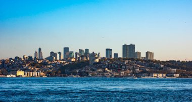 İstanbul, Türkiye - 8 Nisan 2024: İstanbul, Türkiye. Gökdelenler, oteller ve modern ofis binaları. İstanbul şehir merkezinden görüntü.