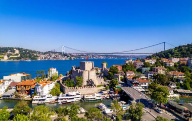 İstanbul 'daki Fatih Sultan Mehmet Köprüsü ve Anadolu Hisarı (Anadolu Kalesi). Güzel İstanbul boğaz manzarası. İHA atışı.