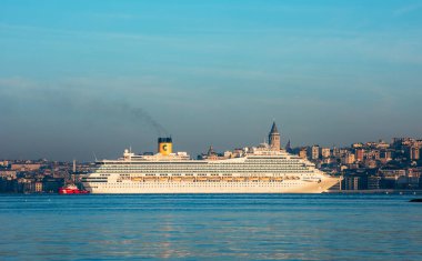 İstanbul, Türkiye - 9 Haziran 2024: Kosta Fortuna yolcu gemisi İstanbul, Türkiye. İstanbul Boğazı 'ndaki yolcu gemisi..