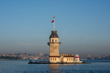 İstanbul, Türkiye 'de güzel bir gündoğumu gökyüzü olan Bakire Kulesi. (Türkçe adı: Kiz Kulesi). İstanbul 'da renkli gün doğumu gökyüzü.