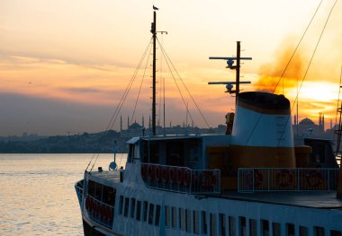 İstanbul feribotu. Güzel İstanbul gün batımı manzarası. İstanbul, Türkiye.