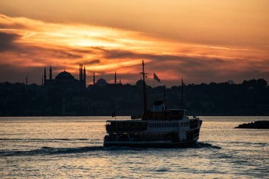 İstanbul feribotu. Güzel İstanbul gün batımı manzarası. İstanbul, Türkiye.