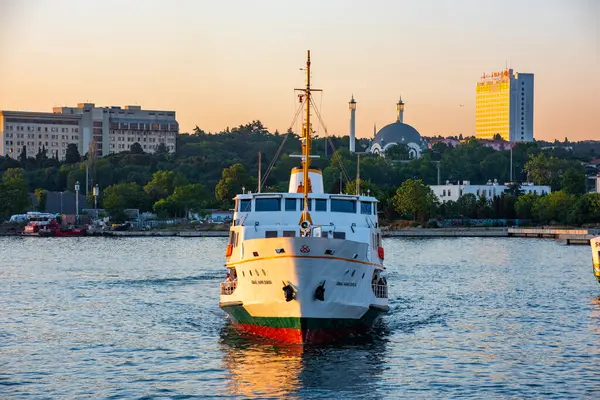 İstanbul, Türkiye - 31 Mayıs 2024: İstanbul feribotu. Güzel İstanbul boğaz manzarası. İstanbul, Türkiye.