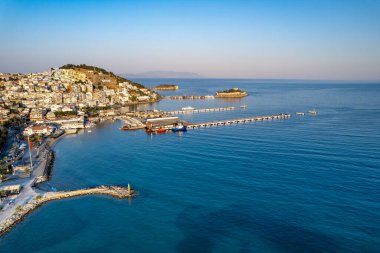 Kusadasi, Aydın, Aydın. Kusadasi, Türkiye 'nin batı Ege kıyısında bir turistik sahil beldesidir. Kusadasi 'nin hava görüntüsü.