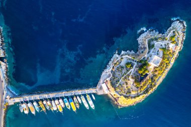 Guvercinada Adası (Güvercin Adası) ve Kusadasi 'deki Guvercinada Kalesi. Aydın, Türkiye. Kusadasi Türkiye 'de popüler bir turizm merkezidir. İHA atışı.