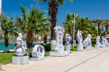 Aydın, Türkiye - 19 Haziran 2024: Kusadasi, Aydın, Türkiye. Kusadasi, Türkiye 'de bir turistik sahil beldesi. Ege kıyıları.