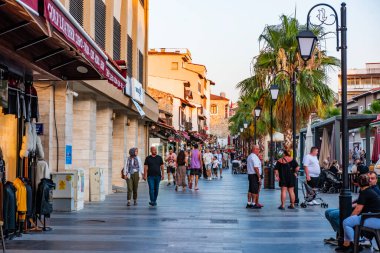 Aydın, Türkiye - 19 Haziran 2024: Kusadasi, Aydın, Türkiye. Kusadasi, Türkiye 'de bir turistik sahil beldesi. Ege kıyıları.