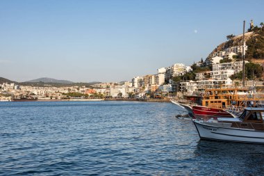 Aydın, Türkiye - 19 Haziran 2024: Kusadasi, Aydın, Türkiye. Kusadasi, Türkiye 'de bir turistik sahil beldesi. Ege kıyıları.