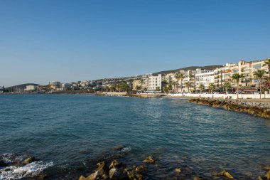 Aydın, Türkiye - 19 Haziran 2024: Kusadasi, Aydın, Türkiye. Kusadasi, Türkiye 'de bir turistik sahil beldesi. Ege kıyıları.